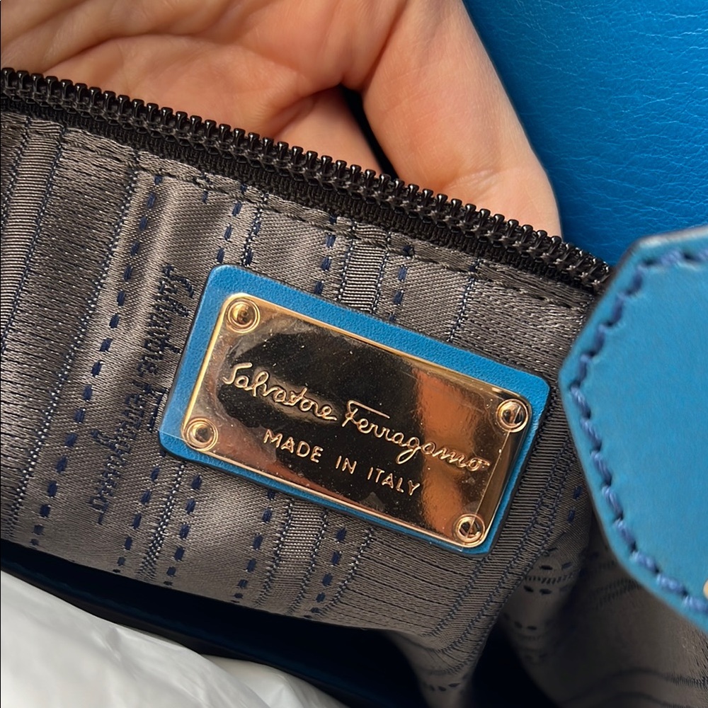 Salvatore Ferragamo Gancini Blue Leather 2 Way Handbag Like New Condition - Picture 5 of 15